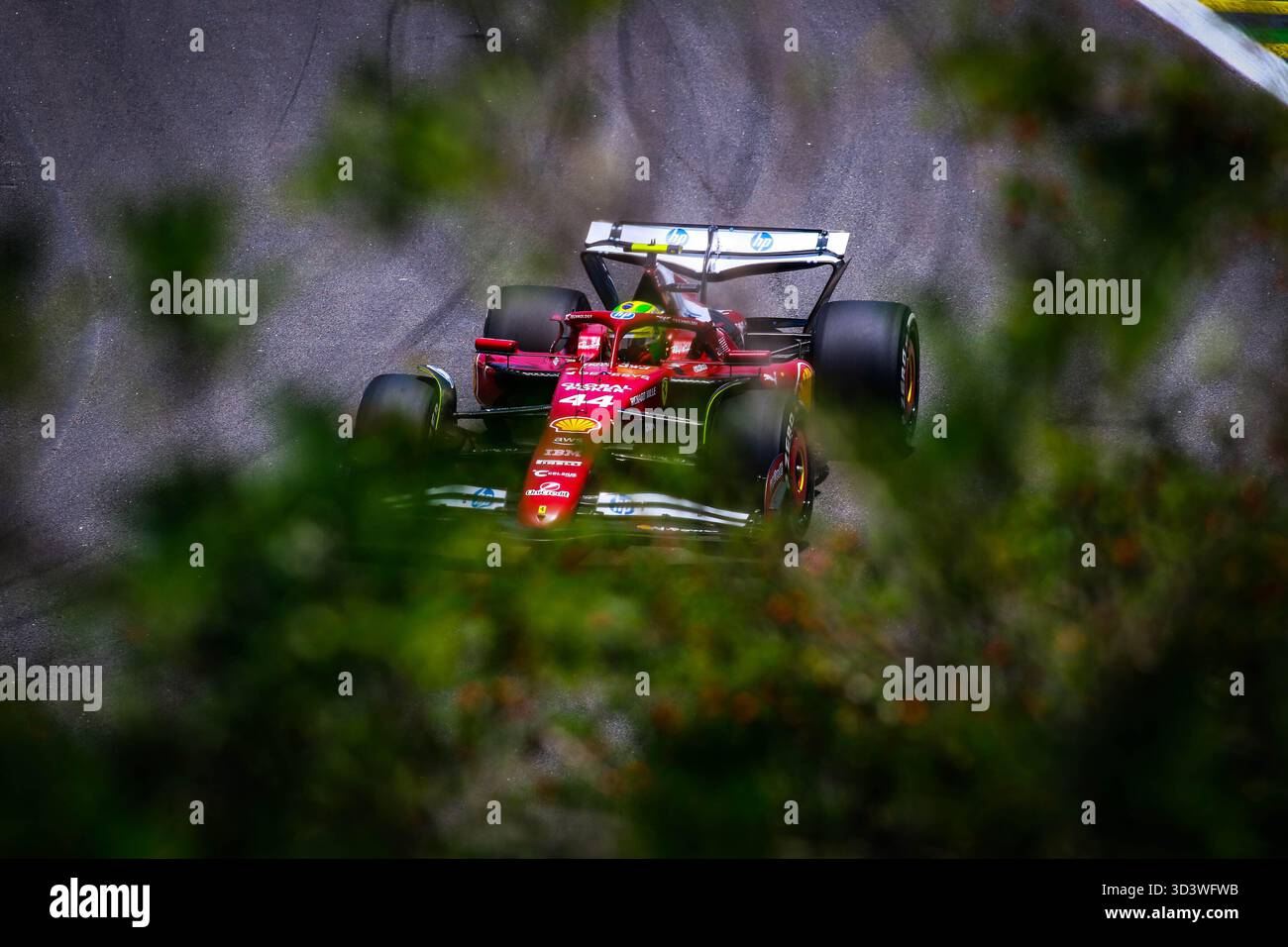 São PAULO, SP - 07.11.2025 : PRIMEIRO DIA DE TREINOS PARA GP BRASIL F1 - première journée d'essais ce vendredi (07) pour le Grand Prix du Brésil de formule 1 à São Paulo, qui se déroulera ce week-end sur le circuit José Carlos Pace à Interlagos, au sud de la capitale de São Paulo. Sur la photo, le pilote de la Scuderia Ferrari HP, Lewis Hamilton (44), en action lors des essais libres du GP de formule 1 de São Paulo, à Interlagos. (Photo : Aloisio Mauricio/Fotoarena) Banque D'Images