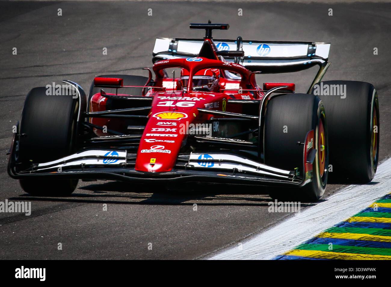 São PAULO, SP - 07.11.2025 : PRIMEIRO DIA DE TREINOS PARA GP BRASIL F1 - première journée d'essais ce vendredi (07) pour le Grand Prix du Brésil de formule 1 à São Paulo, qui se déroulera ce week-end sur le circuit José Carlos Pace à Interlagos, au sud de la capitale de São Paulo. Sur la photo, le pilote de la Scuderia Ferrari HP, Charles Leclerc (16 ans), en action lors des essais libres du GP de formule 1 de São Paulo, à Interlagos. (Photo : Aloisio Mauricio/Fotoarena) Banque D'Images