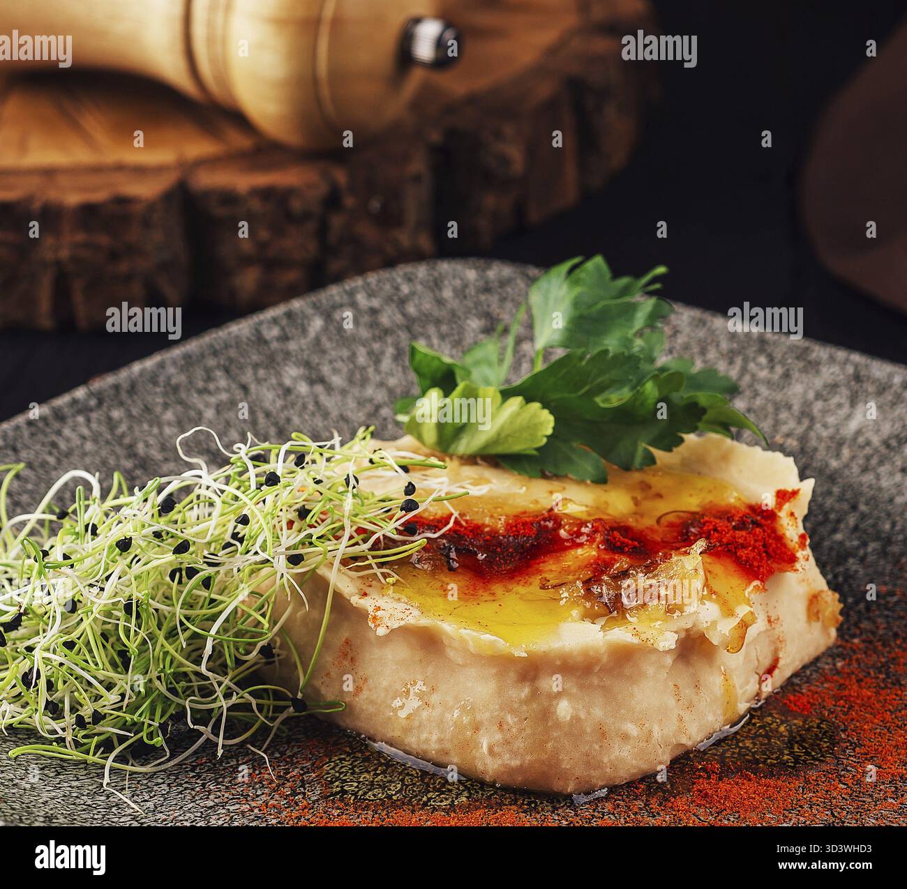 Nourriture, houmous avec huile d'olive et paprika Banque D'Images