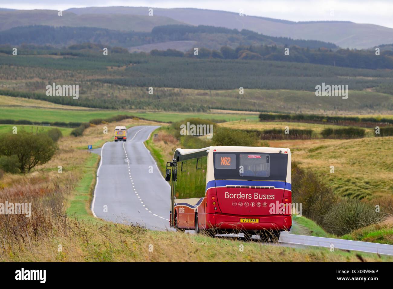 Services de bus à étages de Borders Buses vers Édimbourg sur les routes rurales et les rues de la ville, transport public dans le sud-est de l'Écosse, Royaume-Uni Banque D'Images