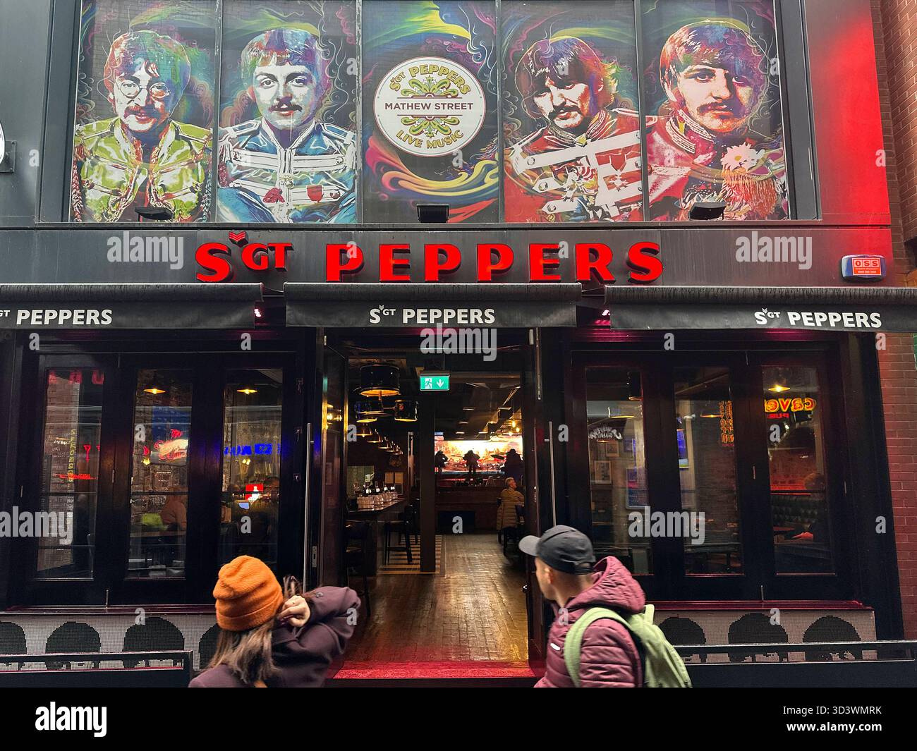 Les Beatles, Liverpool GROSSBRITANNIEN, Grande-Bretagne, Angleterre, Liverpool, 21.10.2025 Sergent Peppers Pub als Teil der Musikgeschichte The Beatles Story der Popgruppe The Beatles in der Stadt Liverpool capitale mondiale de la Pop nahe am Cavern Club in der im Stadtzentrum von Liverpool Merseyside England Grossbritannien. Die Mathew Street ist ausschliesslich dem Leben und der Zeit der Beatles gewidmet und eine grosse Touristenattraktion en : Sgt. Sergeant Peppers Pub dans le cadre de l'histoire des Beatles, est un hommage au groupe pop The Beatles à Liverpool la capitale mondiale de la pop . Il est situé à proximité Banque D'Images