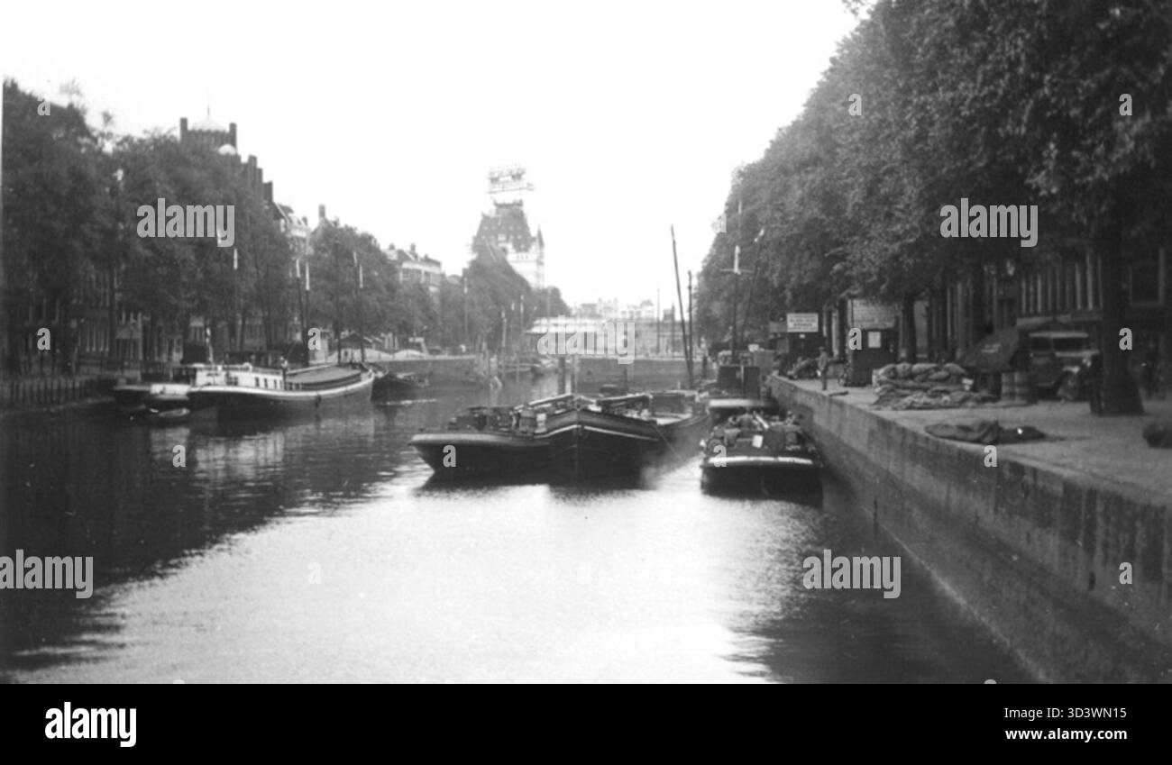 Cette image de 1938 montre une vue du Wijnhaven à Rotterdam, avec le Grote Wijnbrug (Grand Pont du vin) visible au milieu et le Witte huis (Maison Blanche) en arrière-plan. La photo capture les principaux monuments de la ville au début du XXe siècle. Banque D'Images