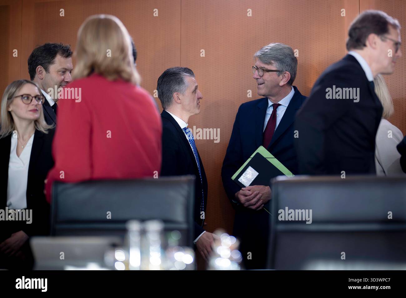 Thorsten Frei, Wolfram Weimer - Kabinett DEU, Deutschland, Allemagne, Berlin, 05.11.2025 Thorsten Frei , Chef des Bundeskanzleramts und Bundesminister fuer besondere Aufgaben CDU und Wolfram Weimer , Beauftragter der Bundesregierung fuer Kultur und Medien der CDU rechts vor der Kabinettssitzung im Berliner Kanzleramt Bundeskanzleramt in Berlin Deutschland : Thorsten Frei , chef de la Chancellerie fédérale et ministre fédéral des Affaires spéciales CDU et Wolfram Weimer , commissaire du gouvernement fédéral à la culture et aux médias lors de la réunion du cabinet à la Chancellerie de Berlin, Federal Chan Banque D'Images