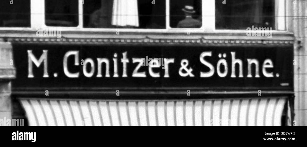 Cette photo montre le signe de l'entreprise pour M. Conitzer & Söhne, une grande entreprise de vente au détail située à Allenstein, en Masurie, Prusse orientale, en 1924, représentant le commerce de l'époque. Banque D'Images