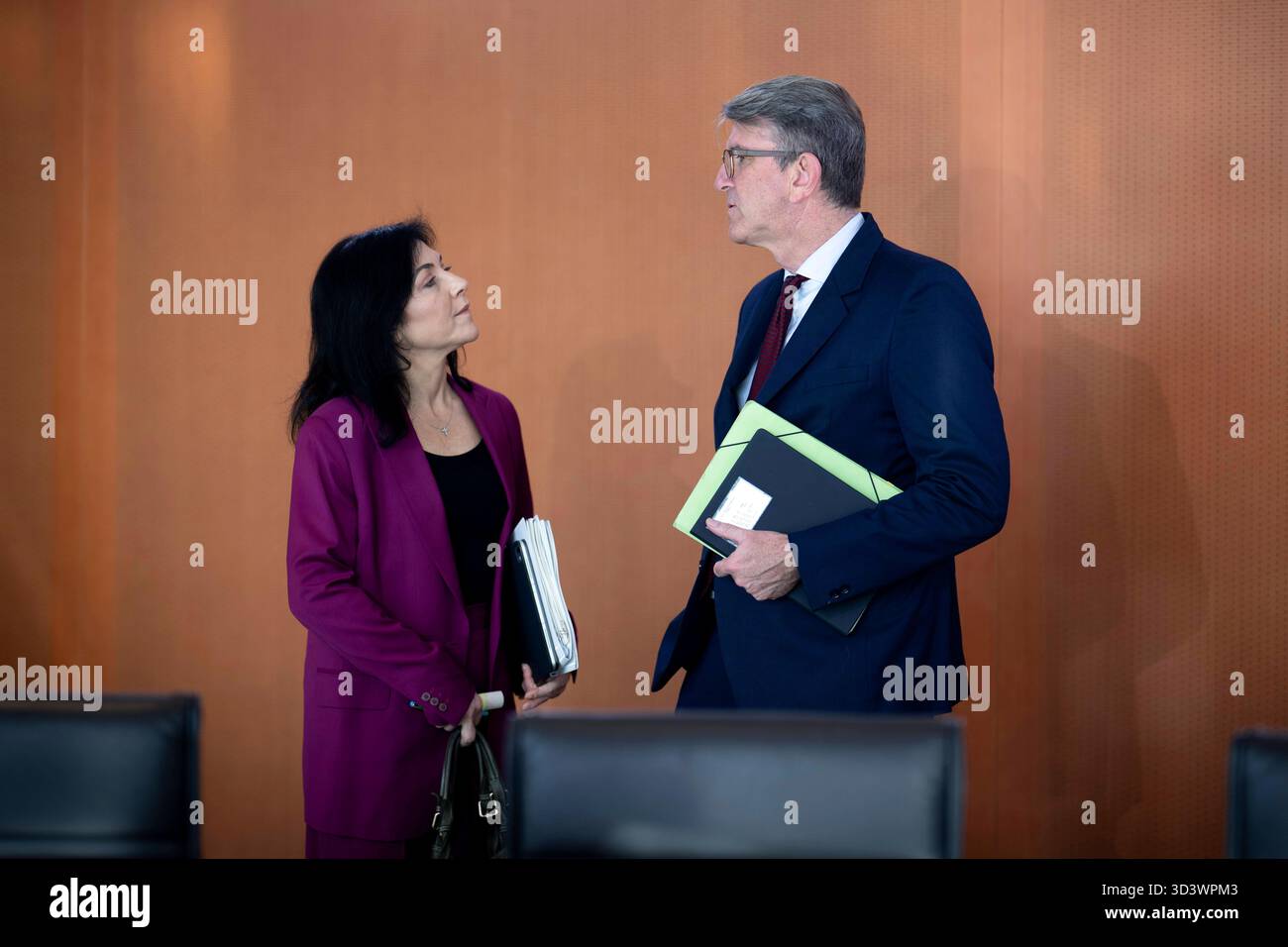 Katherina Reiche, Wolfram Weimer - Kabinett DEU, Deutschland, Allemagne, Berlin, 05.11.2025 Katherina Reiche , Bundesministerin fuer Wirtschaft und Energie CDU und Wolfram Weimer , Beauftragter der Bundesregierung fuer Kultur und Medien der CDU rechts vor der Kabinettssitzung im Berliner Kanzleramt Bundeskanzleramt in Berlin Deutschland en : Katherina Reiche , ministre fédérale de l'économie et de l'énergie CDU et Wolfram Weimer , commissaire du gouvernement fédéral à la culture et aux médias lors de la réunion du cabinet à la Chancellerie de Berlin, Chancellerie fédérale à Berlin Allemagne *** Katherina Banque D'Images