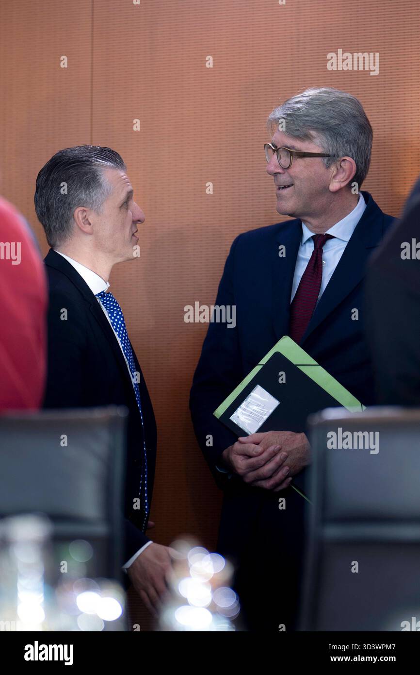 Thorsten Frei, Wolfram Weimer - Kabinett DEU, Deutschland, Allemagne, Berlin, 05.11.2025 Thorsten Frei , Chef des Bundeskanzleramts und Bundesminister fuer besondere Aufgaben CDU und Wolfram Weimer , Beauftragter der Bundesregierung fuer Kultur und Medien der CDU rechts vor der Kabinettssitzung im Berliner Kanzleramt Bundeskanzleramt in Berlin Deutschland : Thorsten Frei , chef de la Chancellerie fédérale et ministre fédéral des Affaires spéciales CDU et Wolfram Weimer , commissaire du gouvernement fédéral à la culture et aux médias lors de la réunion du cabinet à la Chancellerie de Berlin, Federal Chan Banque D'Images