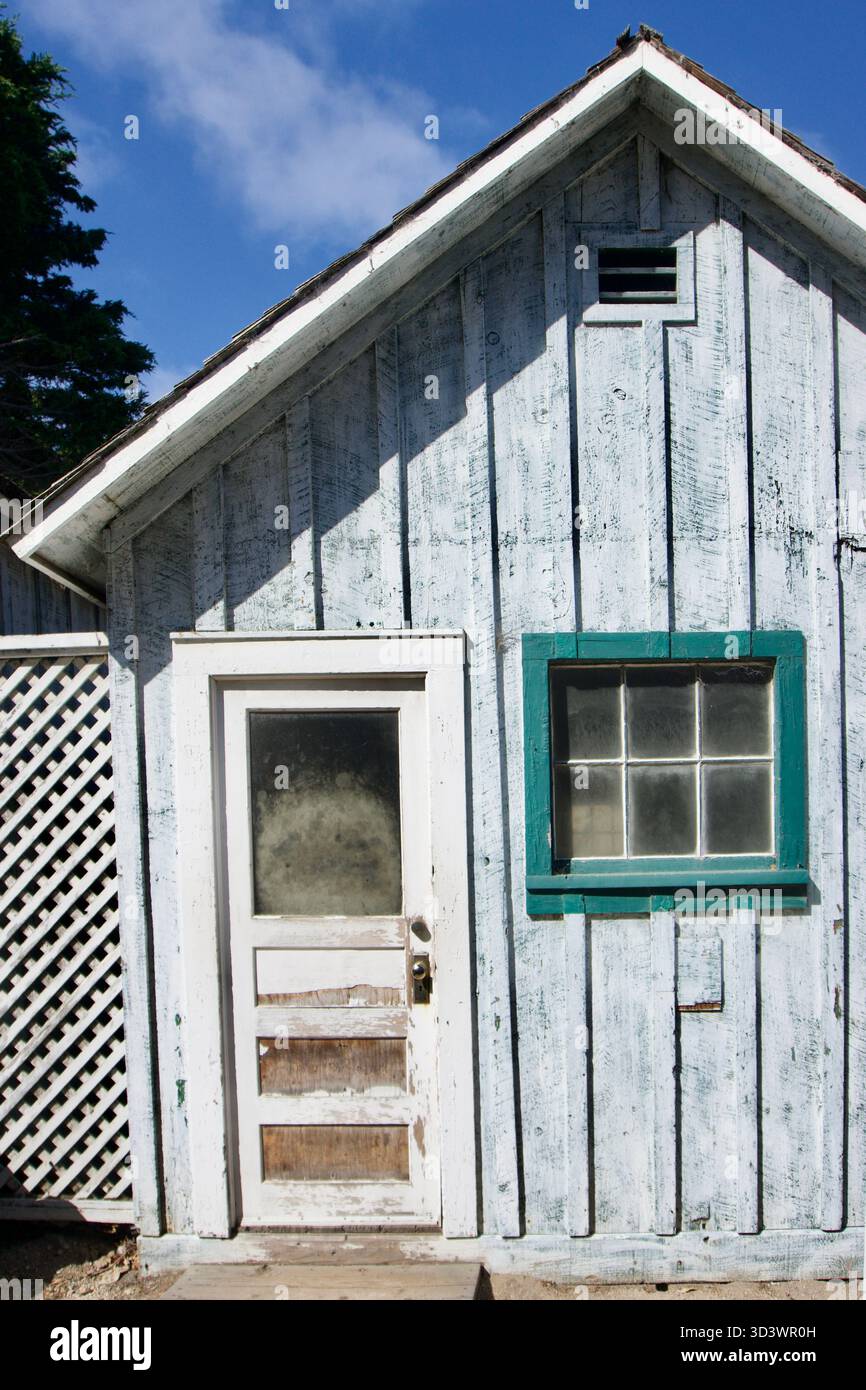 Rustique Cottage côtier avec fenêtre sarcelle, Monterey Californie Banque D'Images