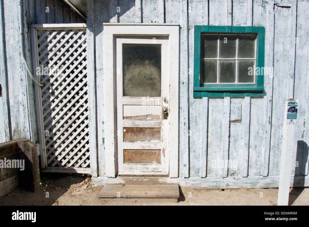 Fenêtre sarcelle patinée sur rustique Cottage, Monterey Californie Banque D'Images