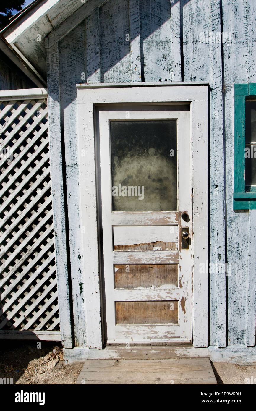Fenêtre sarcelle patinée sur rustique Cottage, Monterey Californie Banque D'Images