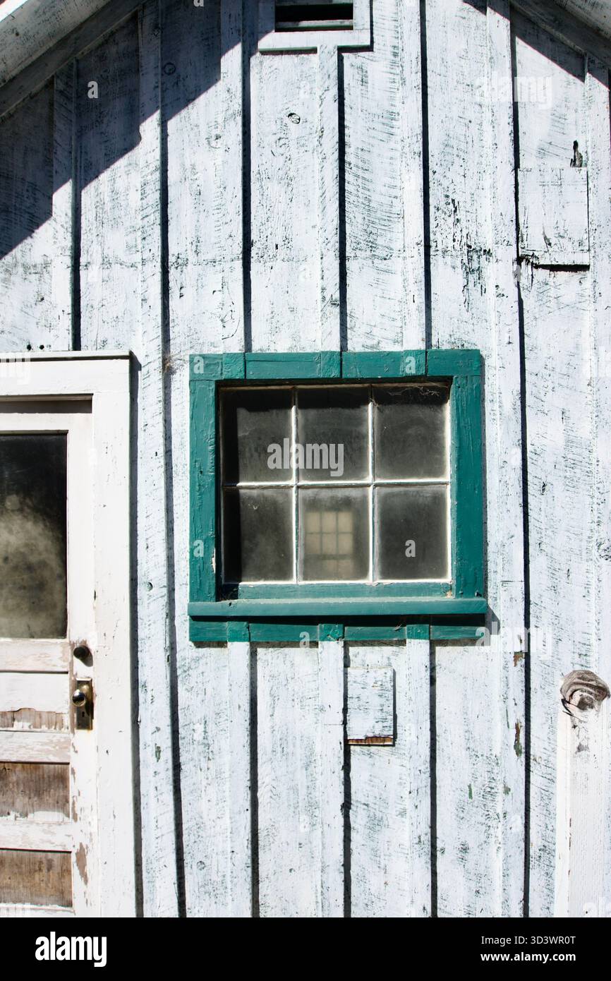 Fenêtre sarcelle patinée sur rustique Cottage, Monterey Californie Banque D'Images
