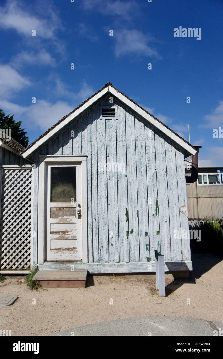 Rustique Cottage côtier avec fenêtre sarcelle, Monterey Californie Banque D'Images