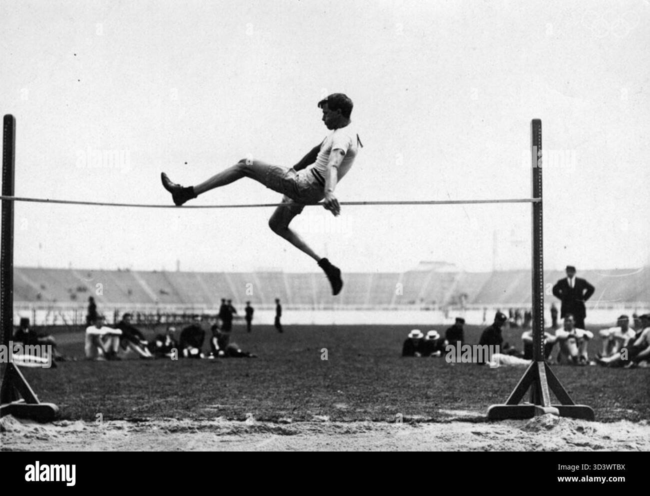 Ray Ewry, des États-Unis, participe à l'épreuve de saut en hauteur permanent aux Jeux olympiques de Londres de 1908, remportant la médaille d'or. Ewry a également remporté l'or dans le Standing long Jump, dominant ces événements qui ont été plus tard interrompus. Entre 1900 et 1908, il remporte huit médailles d'or olympiques et deux autres médailles d'or aux Jeux olympiques intercalés de 1906. Banque D'Images