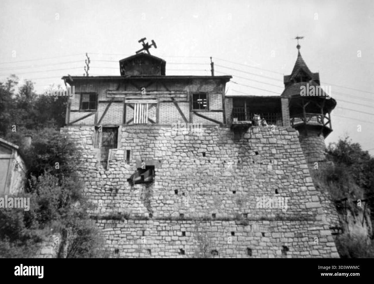 Cette photo historique montre la carrière de calcaire de Petzold, un site abandonné situé dans le Karst de Bohême. L'image, prise avant 1950, montre une tour réfléchissante à l'intérieur de la carrière, reflétant son utilisation historique pour l'extraction de calcaire dans la région. Banque D'Images