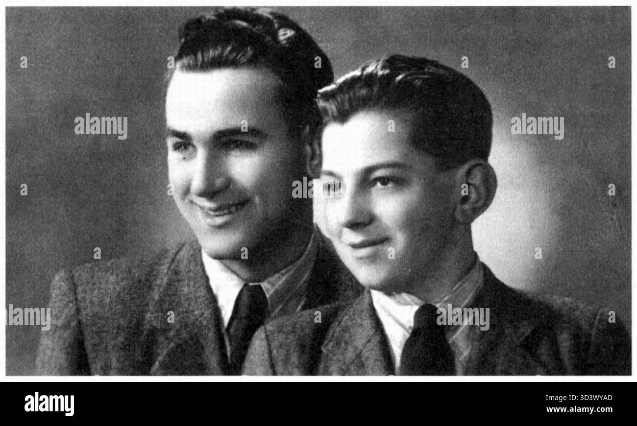 Cette photographie de 1940 montre les frères Jaroslav Klenovský (1922-2007) et Vlastimil Klenovský (1927-1949) à Brno. La photo a été prise avant la mort prématurée de Vlastimil en 1949. Banque D'Images