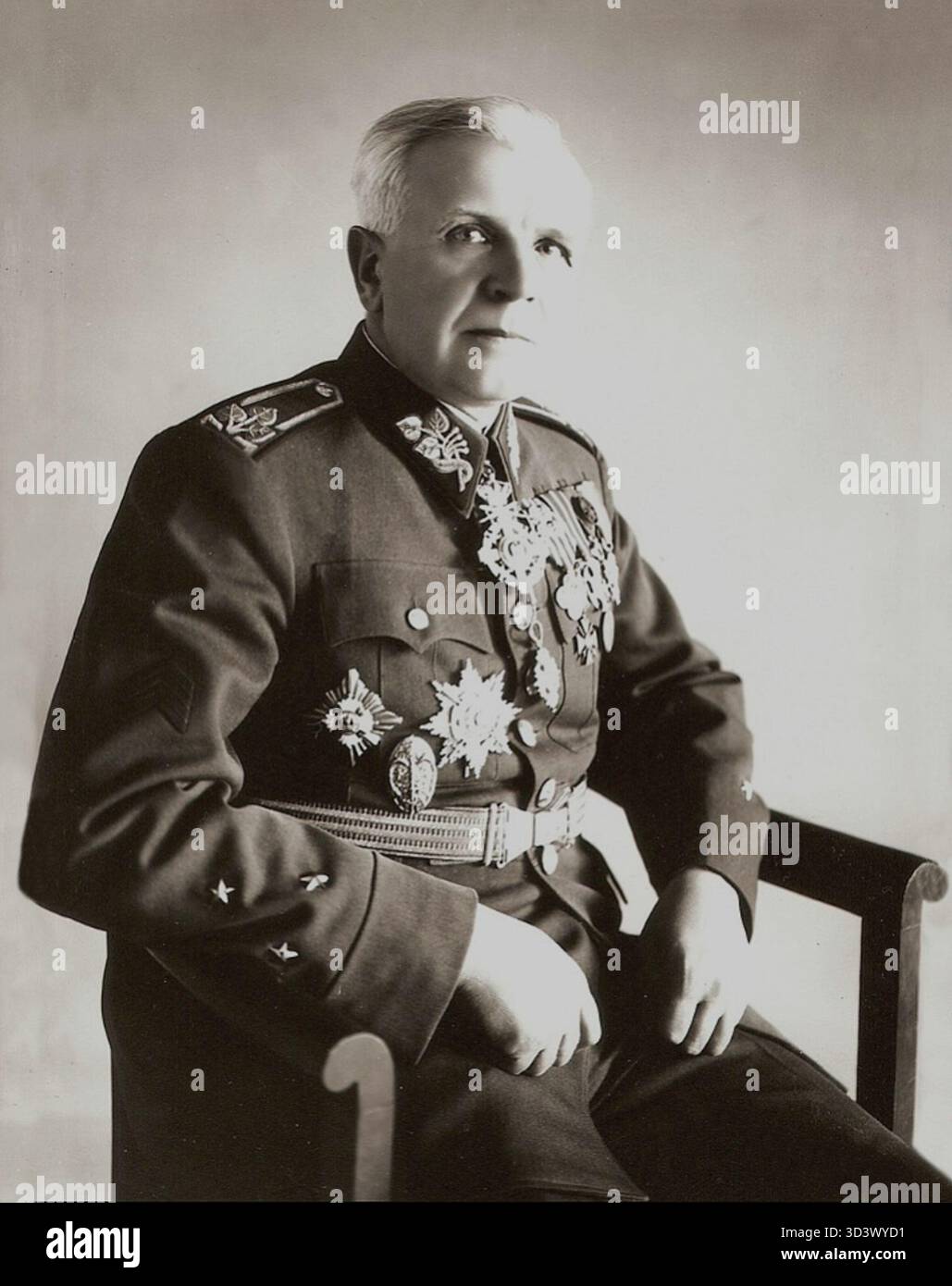 Photographie de Karel Husárek, officier de l’armée tchécoslovaque, en uniforme général avant sa rétrogradation en 1950. Il était une figure militaire de premier plan pendant l'entre-deux-guerres. Banque D'Images