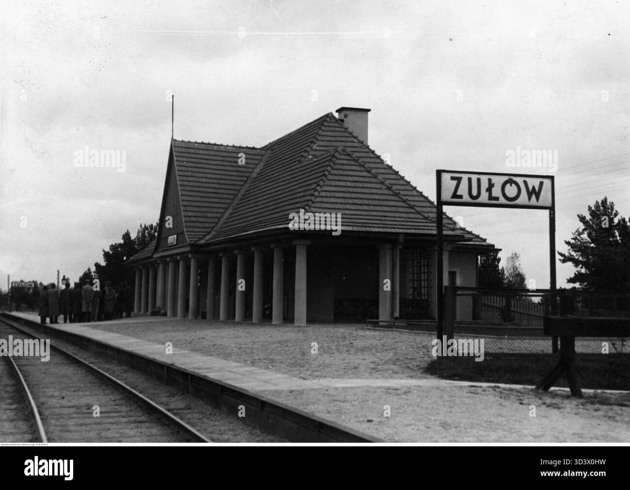 Cette photographie de 1937 représente la gare de Zalavas, qui fait partie du système ferroviaire lituanien. Il montre la gare telle qu'elle est apparue à la fin des années 1930, soulignant son rôle dans le réseau de transport au cours de la période. Banque D'Images