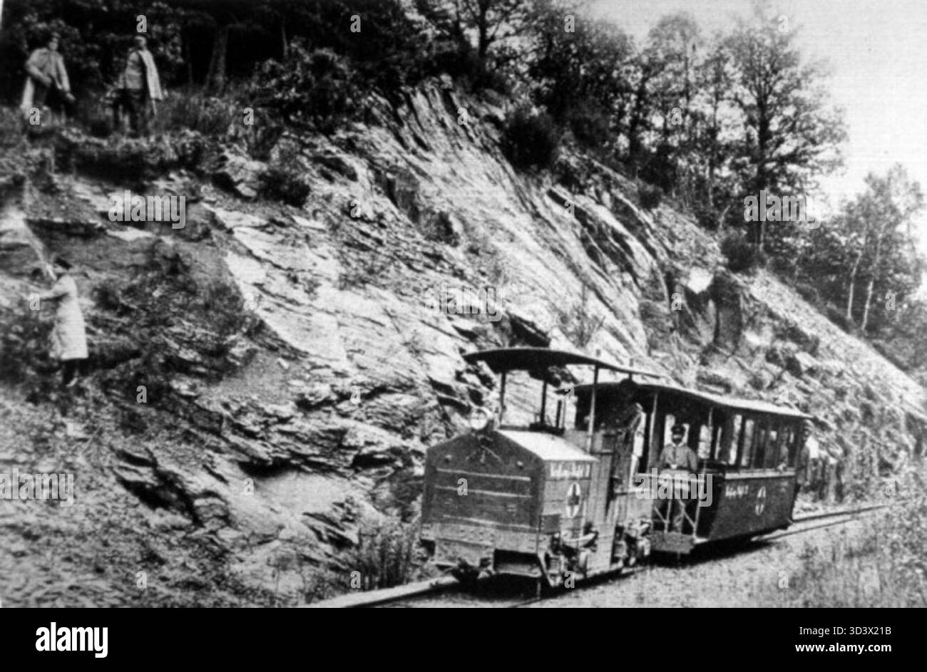 Pendant la première Guerre mondiale, entre 1914 et 1918, un tracteur à essence transporte des soldats blessés le long de la ligne de chemin de fer Sedan-Corbion, en passant par les rochers de la Hatrelle. Cela faisait partie des efforts de transport en temps de guerre dans la région du Bouillonais. Banque D'Images