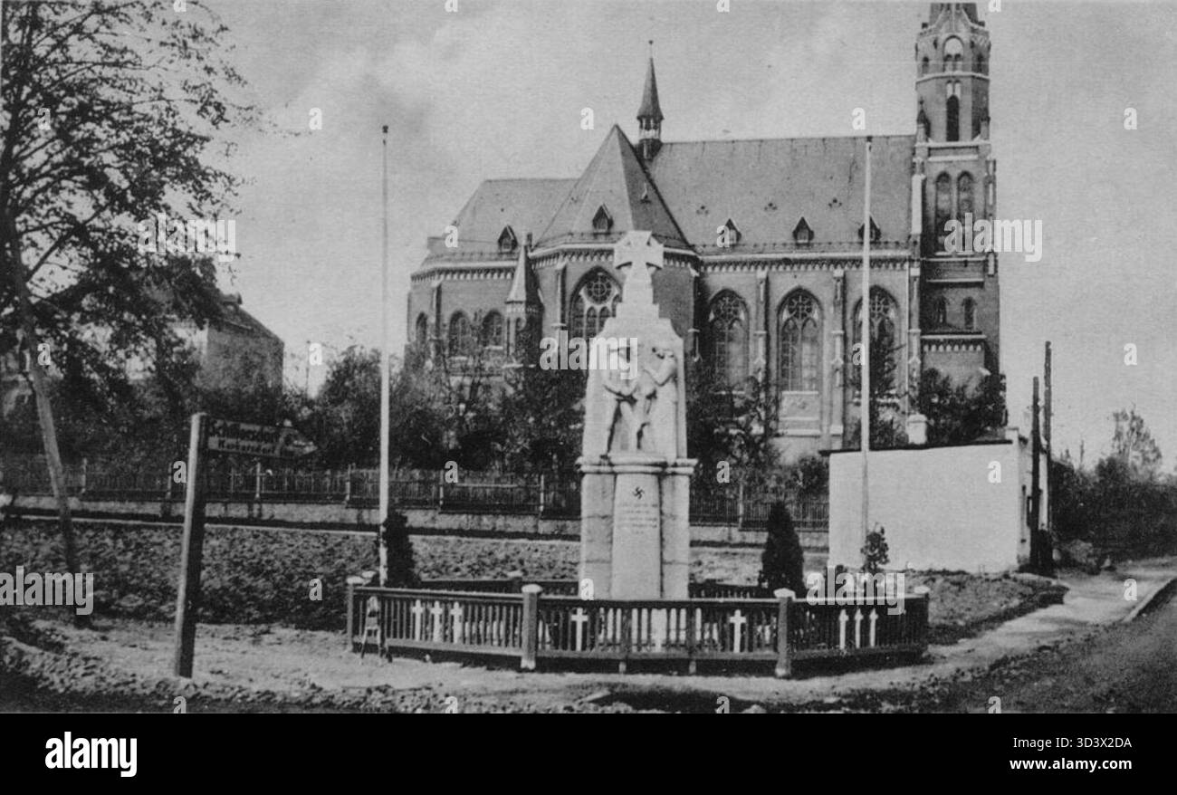 Une photo de 1932 de l'église de Ludgeovice, montrant une croix de chemin avec une croix svastika et un mémorial de la première Guerre mondiale le mémorial a été dévoilé lors d'une cérémonie à laquelle ont assisté environ 3 000 personnes le 4 septembre 1932. Ludgeovice faisait partie du troisième Reich entre 1938 et 1945. Banque D'Images