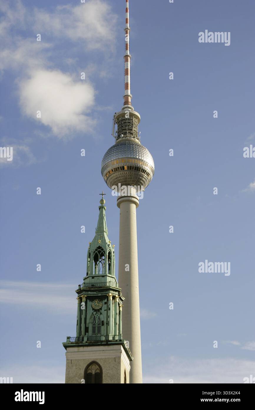 Berlin, Allemagne. Église de Marie (Marienkirche). À l'origine église paroissiale catholique (seconde moitié du XIIIe siècle), elle est devenue une église protestante luthérienne après la réforme de 1539. Flèche de Carl Gotthard Langhans (1732-1808) couronnant la tour. La tour de télévision (Fernsehturm) se démarque derrière elle. Banque D'Images