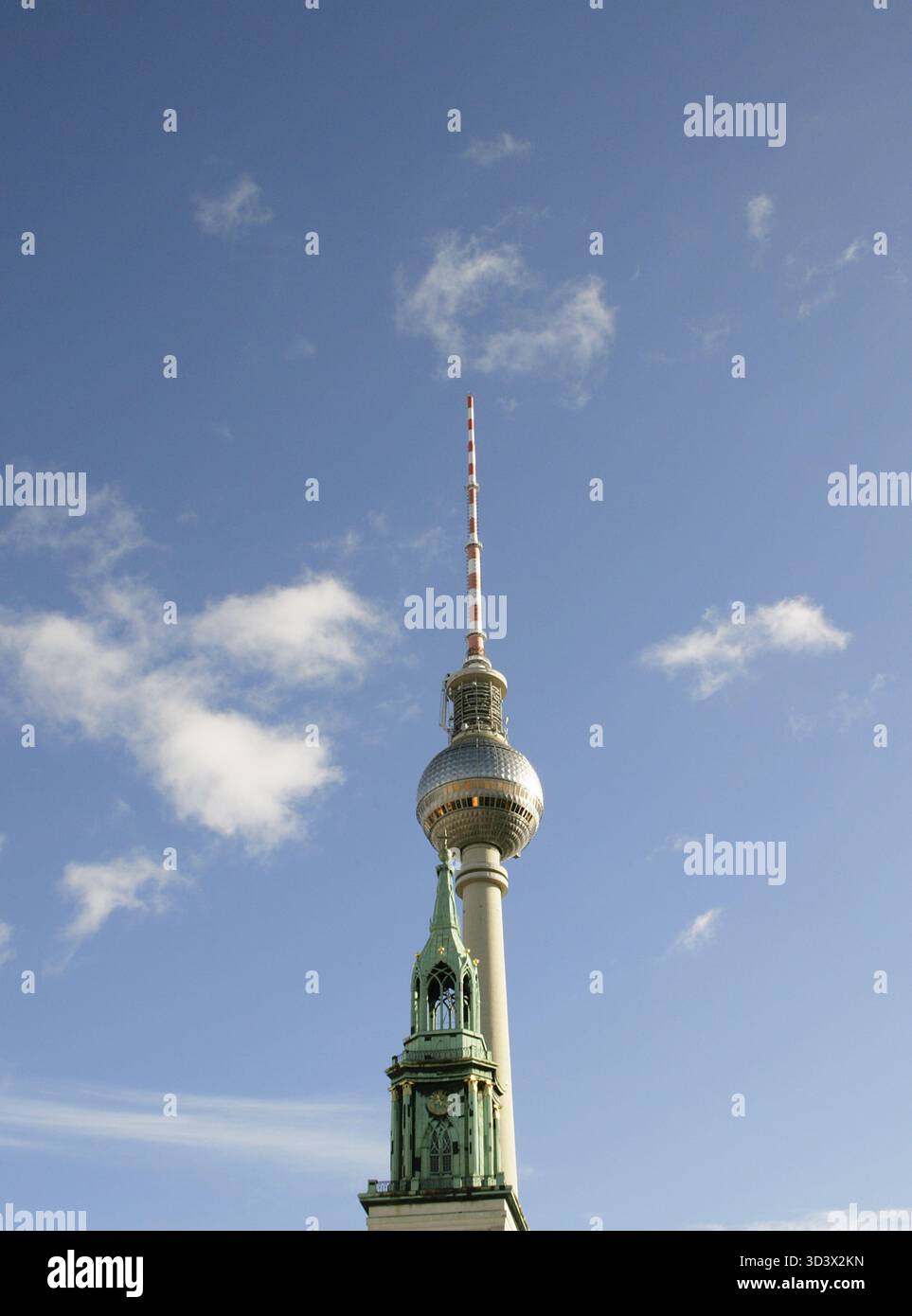 Berlin, Allemagne. Église de Marie (Marienkirche). À l'origine église paroissiale catholique (seconde moitié du XIIIe siècle), elle est devenue une église protestante luthérienne après la réforme de 1539. Flèche de Carl Gotthard Langhans (1732-1808) couronnant la tour. La tour de télévision (Fernsehturm) se démarque derrière elle. Banque D'Images