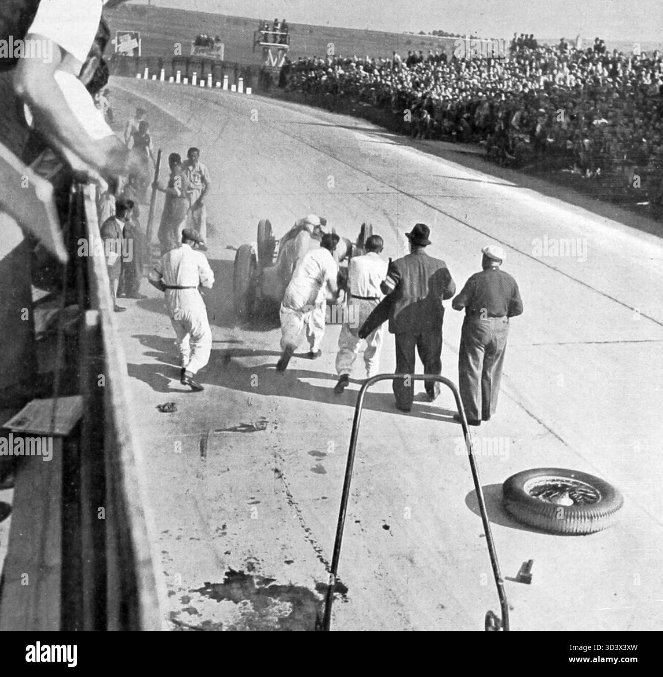 Le 1er octobre 1937, Rudolf Caracciola, au volant d'une Mercedes-Benz W 125, remporte le Masaryk Grand Prix à Brno. Après un changement de pneu au pit stop, il est retourné sur la piste en un temps record de 19 secondes. Banque D'Images