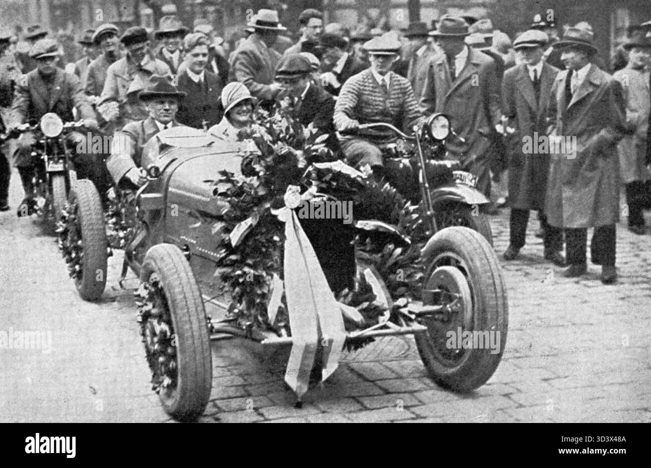 Cette photo de mai 1928 montre Enk et Elika Junkovi après le retour d’Elika de la Targa Florio à Prague. Elika a participé à ce célèbre événement de sport automobile. Banque D'Images