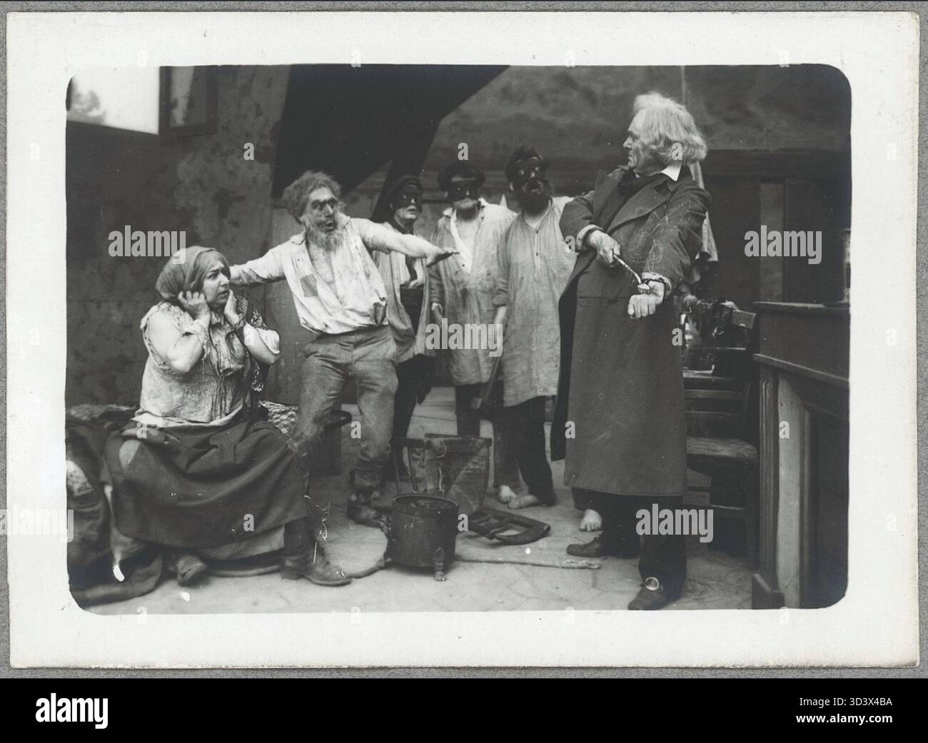 Scène de l'adaptation cinématographique de 1911-1912 de 'les Misérables' d'Albert Capellani, montrant Jean Valjean face au gang criminel patron-Minette. Le film a été produit pour Pathé-Frères par SCAGL et sorti en quatre épisodes. Banque D'Images