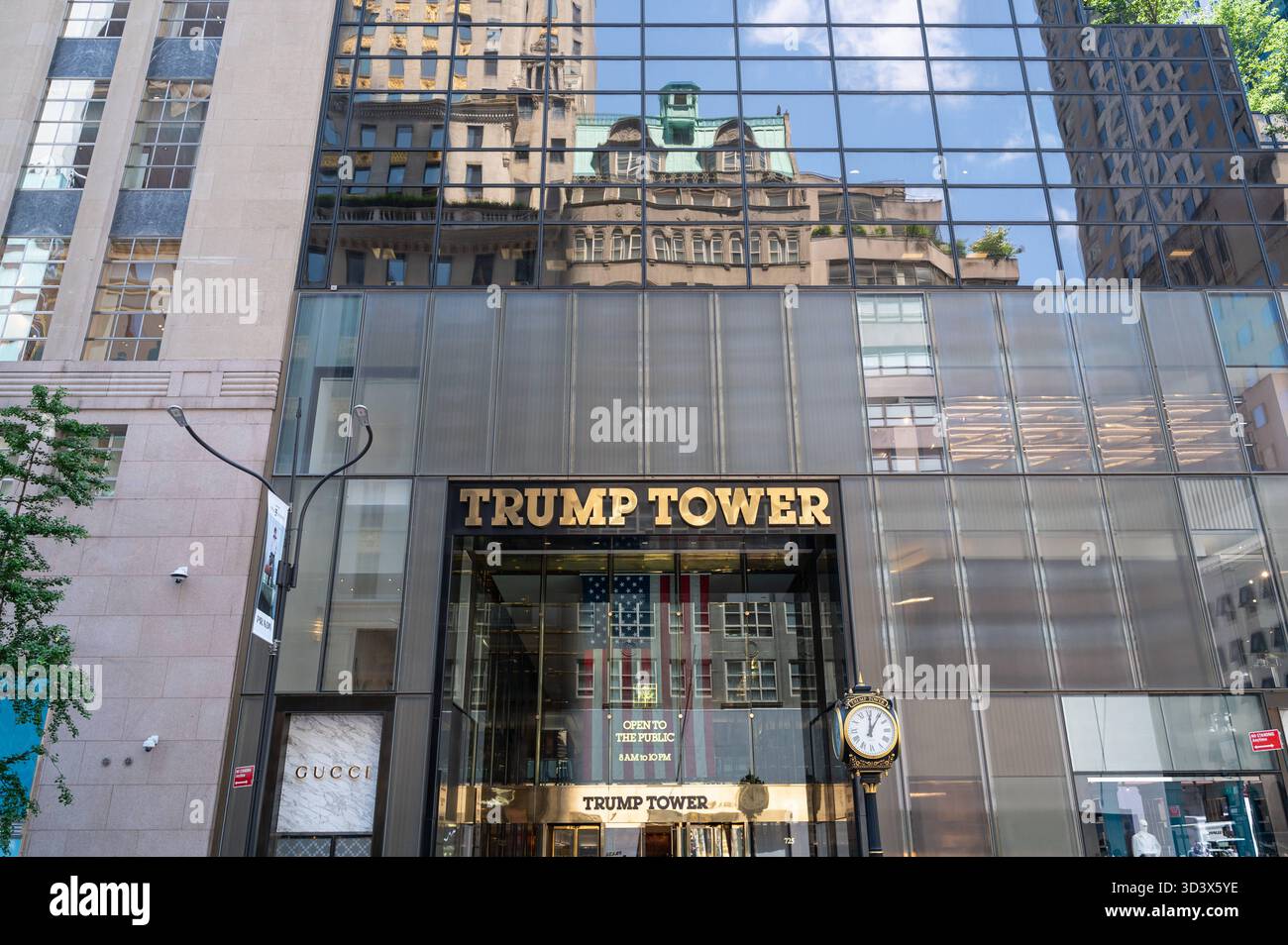 02.06.2025, Manhattan, New York City, New York, Vereinigte Staaten USA - Aussenansicht des Trump Tower Wolkenkratzers mit Schriftzug entlang der 721-725 Fifth Avenue im Stadtteil Midtown Manhattan von New York City. Donald Trumps Wolkenkratzer mit Bueros, Geschaeften, restaurants, Eigentumswohnungen und einem oeffentlichen Atrium ist ein 58-stoeckiger, 202 Meter hoher Wolkenkratzer mit gemischter Nutzung. *** 02 06 2025, Manhattan, New York City, New York, États-Unis États-Unis vue extérieure du gratte-ciel Trump Tower avec lettrage le long du 721 725 Fifth Avenue dans le quartier Midtown Manhattan Banque D'Images