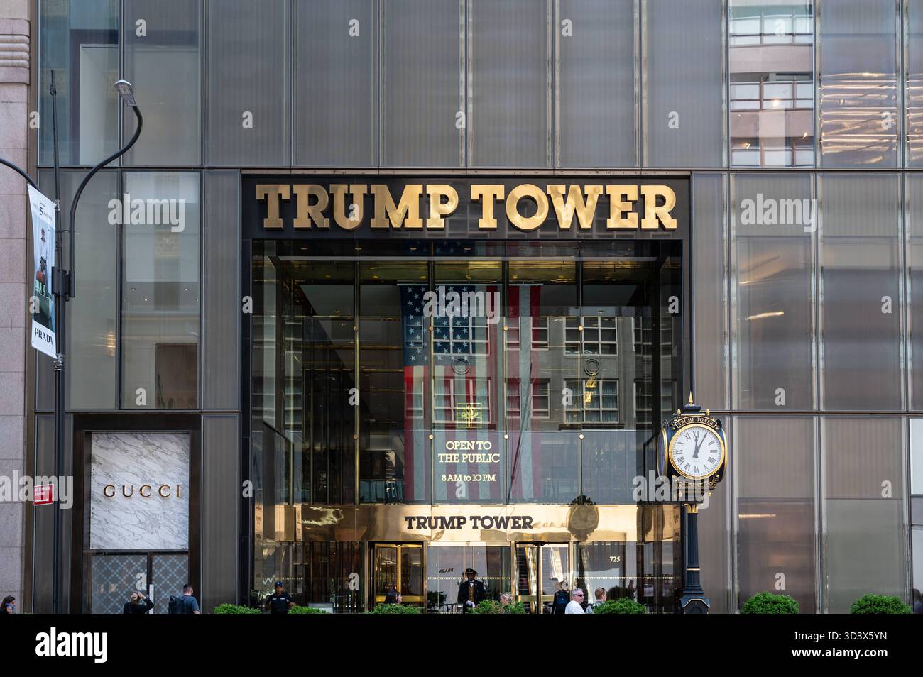 02.06.2025, Manhattan, New York City, New York, Vereinigte Staaten USA - Aussenansicht des Trump Tower Wolkenkratzers mit Schriftzug entlang der 721-725 Fifth Avenue im Stadtteil Midtown Manhattan von New York City. Donald Trumps Wolkenkratzer mit Bueros, Geschaeften, restaurants, Eigentumswohnungen und einem oeffentlichen Atrium ist ein 58-stoeckiger, 202 Meter hoher Wolkenkratzer mit gemischter Nutzung. *** 02 06 2025, Manhattan, New York City, New York, États-Unis États-Unis vue extérieure du gratte-ciel Trump Tower avec lettrage le long du 721 725 Fifth Avenue dans le quartier Midtown Manhattan Banque D'Images