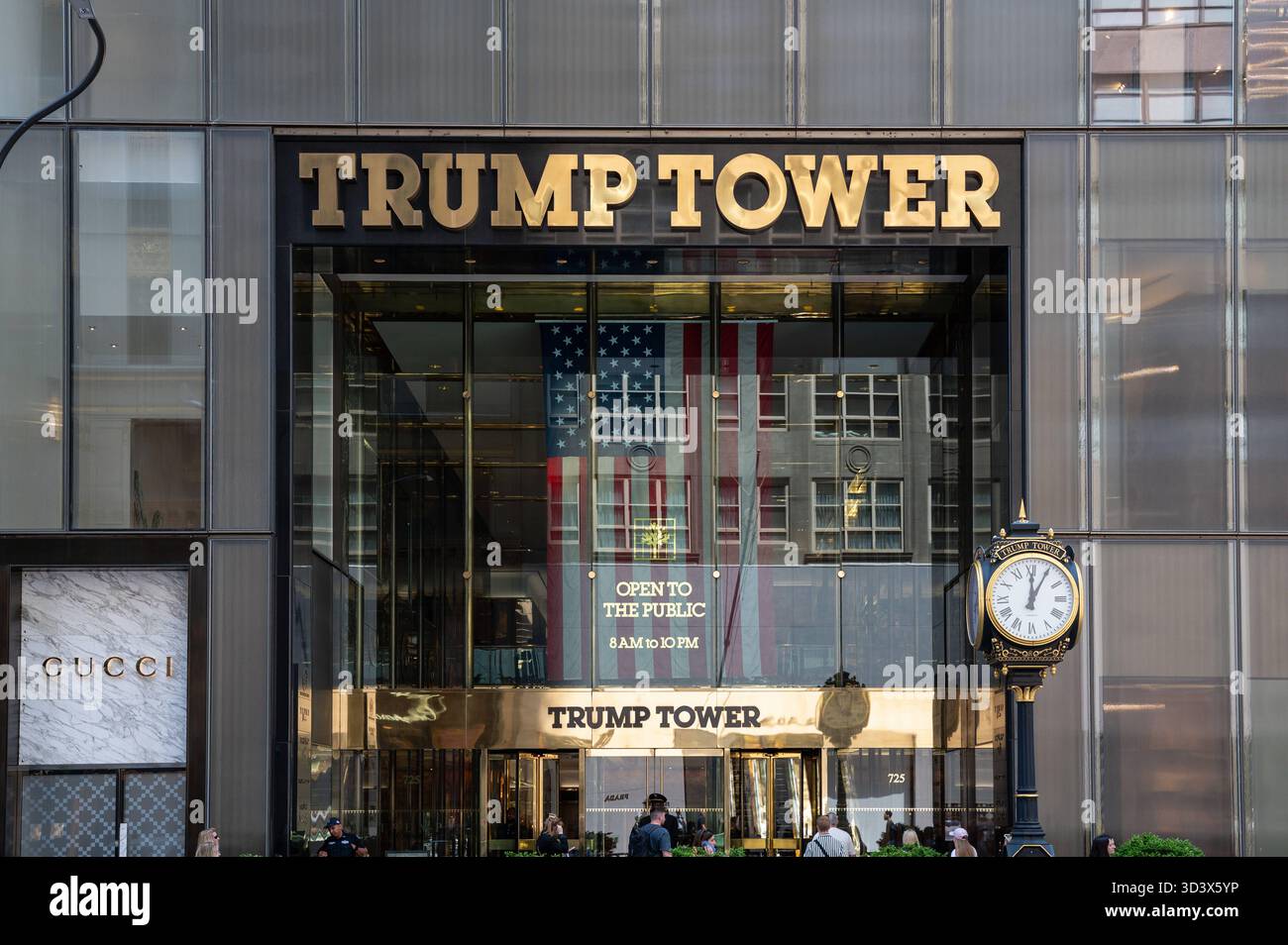 02.06.2025, Manhattan, New York City, New York, Vereinigte Staaten USA - Aussenansicht des Trump Tower Wolkenkratzers mit Schriftzug entlang der 721-725 Fifth Avenue im Stadtteil Midtown Manhattan von New York City. Donald Trumps Wolkenkratzer mit Bueros, Geschaeften, restaurants, Eigentumswohnungen und einem oeffentlichen Atrium ist ein 58-stoeckiger, 202 Meter hoher Wolkenkratzer mit gemischter Nutzung. *** 02 06 2025, Manhattan, New York City, New York, États-Unis États-Unis vue extérieure du gratte-ciel Trump Tower avec lettrage le long du 721 725 Fifth Avenue dans le quartier Midtown Manhattan Banque D'Images