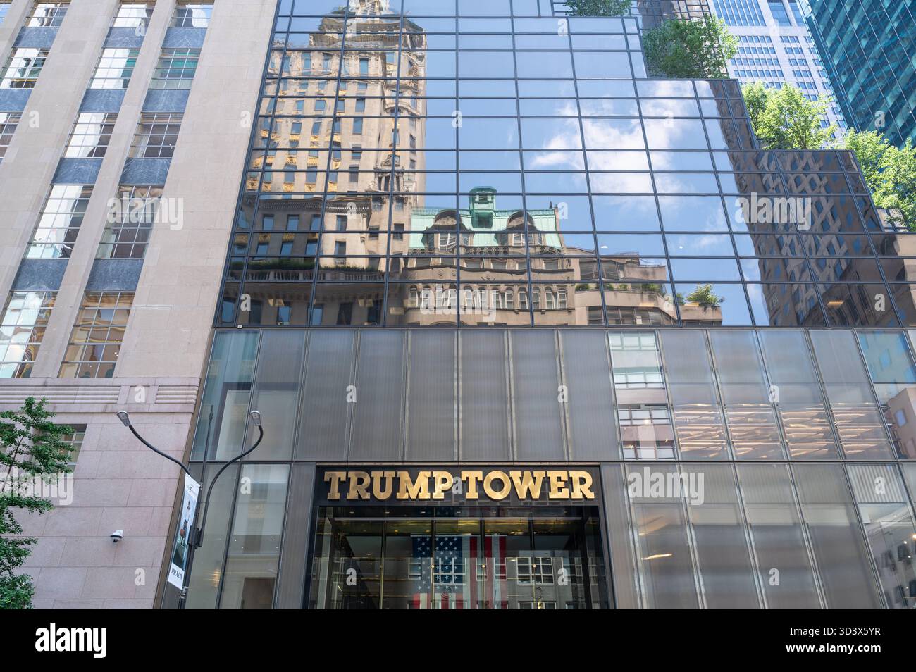 02.06.2025, Manhattan, New York City, New York, Vereinigte Staaten USA - Aussenansicht des Trump Tower Wolkenkratzers mit Schriftzug entlang der 721-725 Fifth Avenue im Stadtteil Midtown Manhattan von New York City. Donald Trumps Wolkenkratzer mit Bueros, Geschaeften, restaurants, Eigentumswohnungen und einem oeffentlichen Atrium ist ein 58-stoeckiger, 202 Meter hoher Wolkenkratzer mit gemischter Nutzung. *** 02 06 2025, Manhattan, New York City, New York, États-Unis États-Unis vue extérieure du gratte-ciel Trump Tower avec lettrage le long du 721 725 Fifth Avenue dans le quartier Midtown Manhattan Banque D'Images