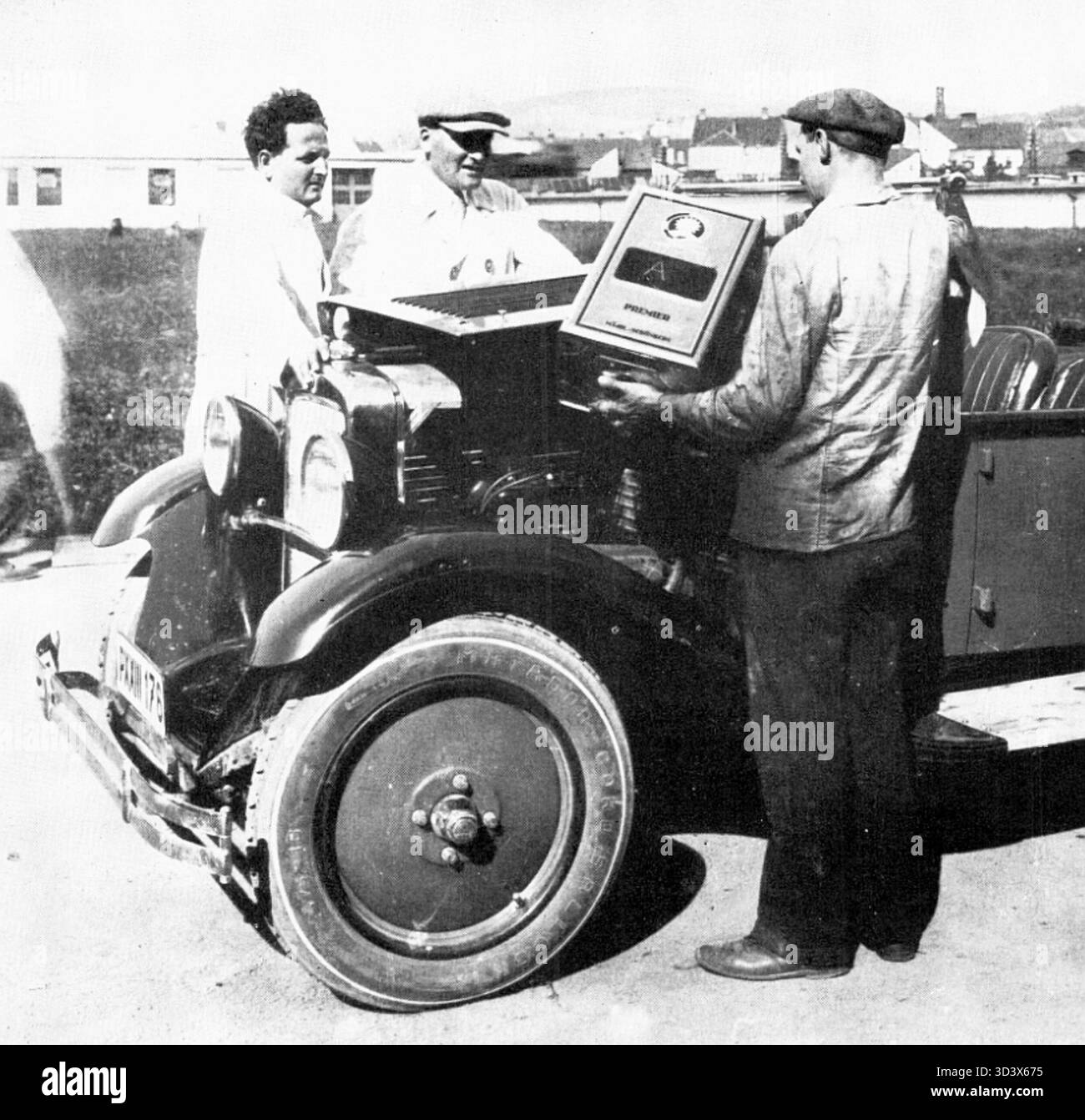 Rudolf Müttermüller a participé au Rallye de fiabilité de Bohême du Sud en 1930, en compétition avec un véhicule Z 9. Cette image capture l'événement, reflétant la culture du sport automobile en Tchécoslovaquie pendant l'entre-deux-guerres. Banque D'Images
