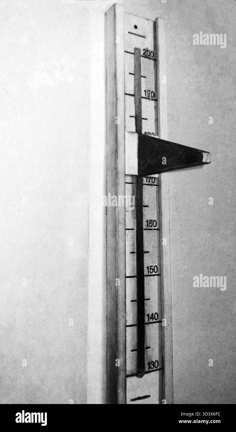 Cette photo montre un appareil médical fictif de mesure de la hauteur utilisé dans le camp de concentration de Mauthausen, qui avait des marques pour les hauteurs possibles du corps. Il faisait partie d'un coin de tireur d'élite utilisé pendant les exécutions. Banque D'Images