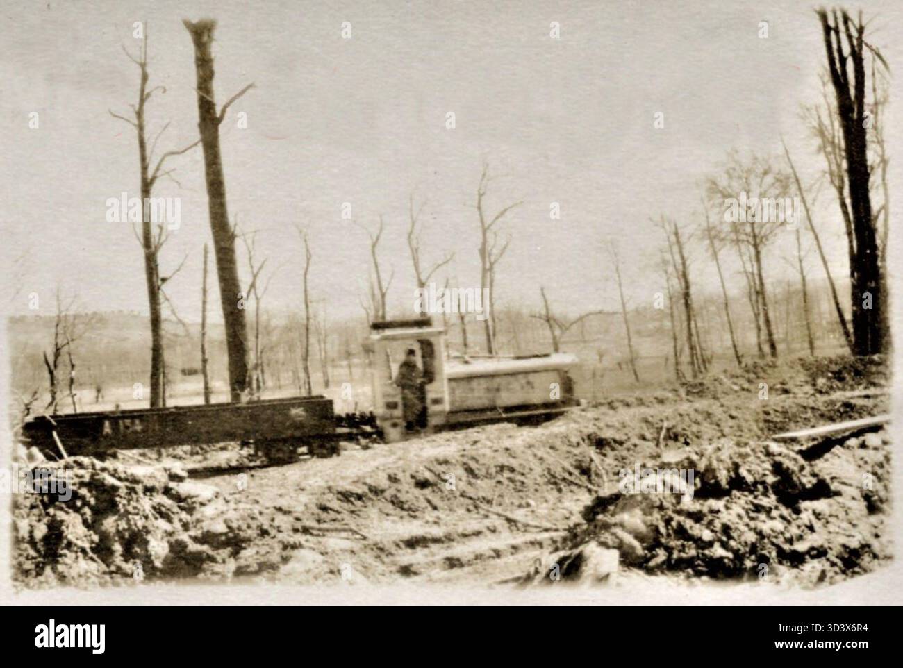 Cette carte postale de la première Guerre mondiale montre un train à essence Decauville près de Bourg-et-Comin, près de Moussy-Verneuil dans l'Aisne. L'image date de 1914 à 1918, capturant le transport en temps de guerre dans la région. Banque D'Images