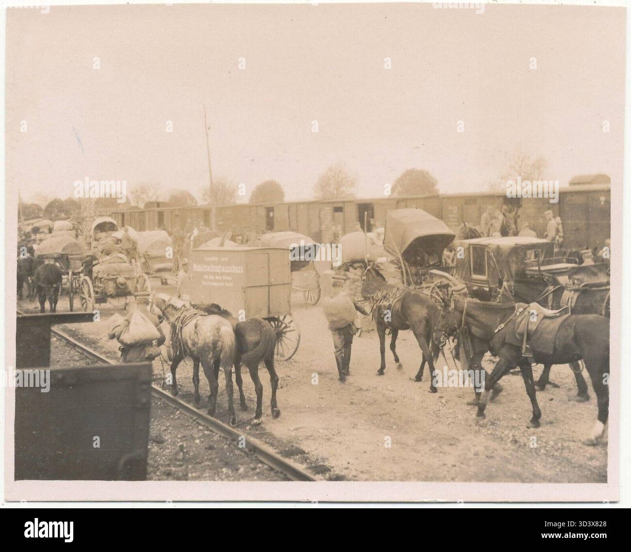 Le Königin Augusta Garde-Grenadier-Regiment Nr. 4 à la gare de Cambrai en France pendant la première Guerre mondiale, avec une ambulance offerte par la Croix-Rouge. Banque D'Images