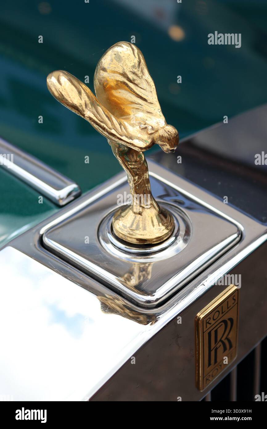 L'incontournable mascotte de radiateur Rolls Royce Spirit of Ecstasy avec finition chromée dorée et nom des fabricants sur un II Silver Shadow des années 1970 Banque D'Images