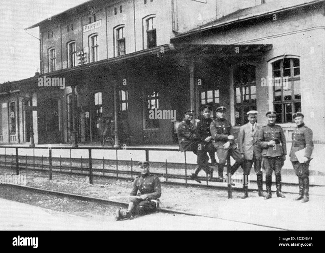 Une image d'archives de la gare de Paggiai prise dans les années 1930, reflétant son rôle dans le système de transport local à cette époque. Banque D'Images