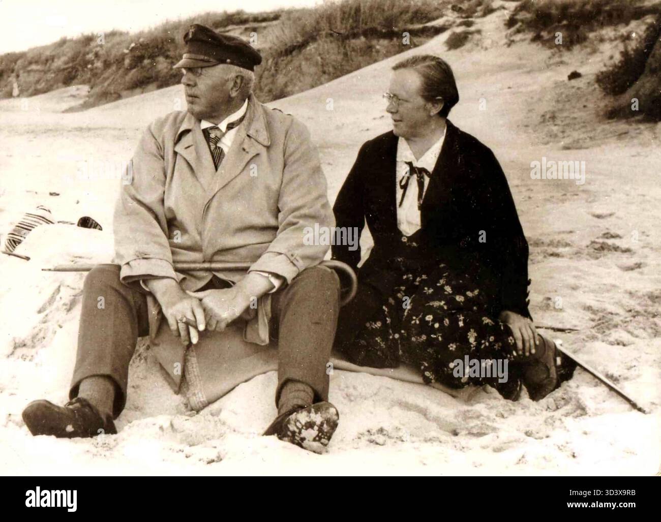 Otto Köstlin, propriétaire foncier de Treherz à Württemberg, et sa femme Margarethe Agnes Elise Köstlin, médecin pionnière, sont photographiés en mer Baltique en Prusse orientale dans les années 1930 Banque D'Images