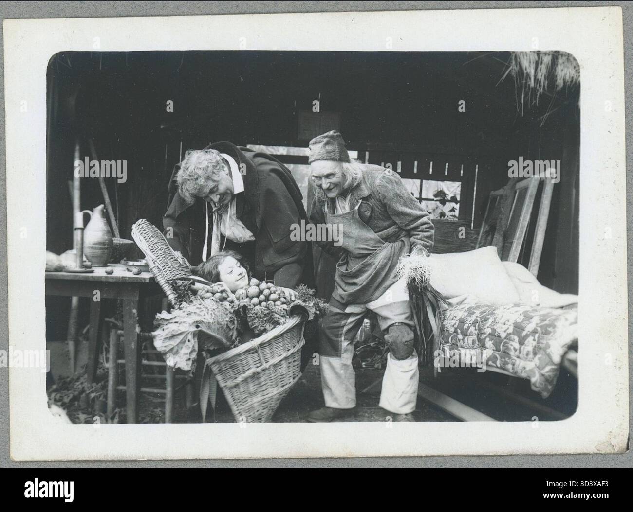 Une scène du film "les Misérables" de Albert Capellani, sorti en 1911-1912, avec Jean Valjean, Cosette et Fauchelevent. Le film a été produit par SCAGL et Pathé-Frères, retraçant des moments clés du roman de Victor Hugo. Banque D'Images