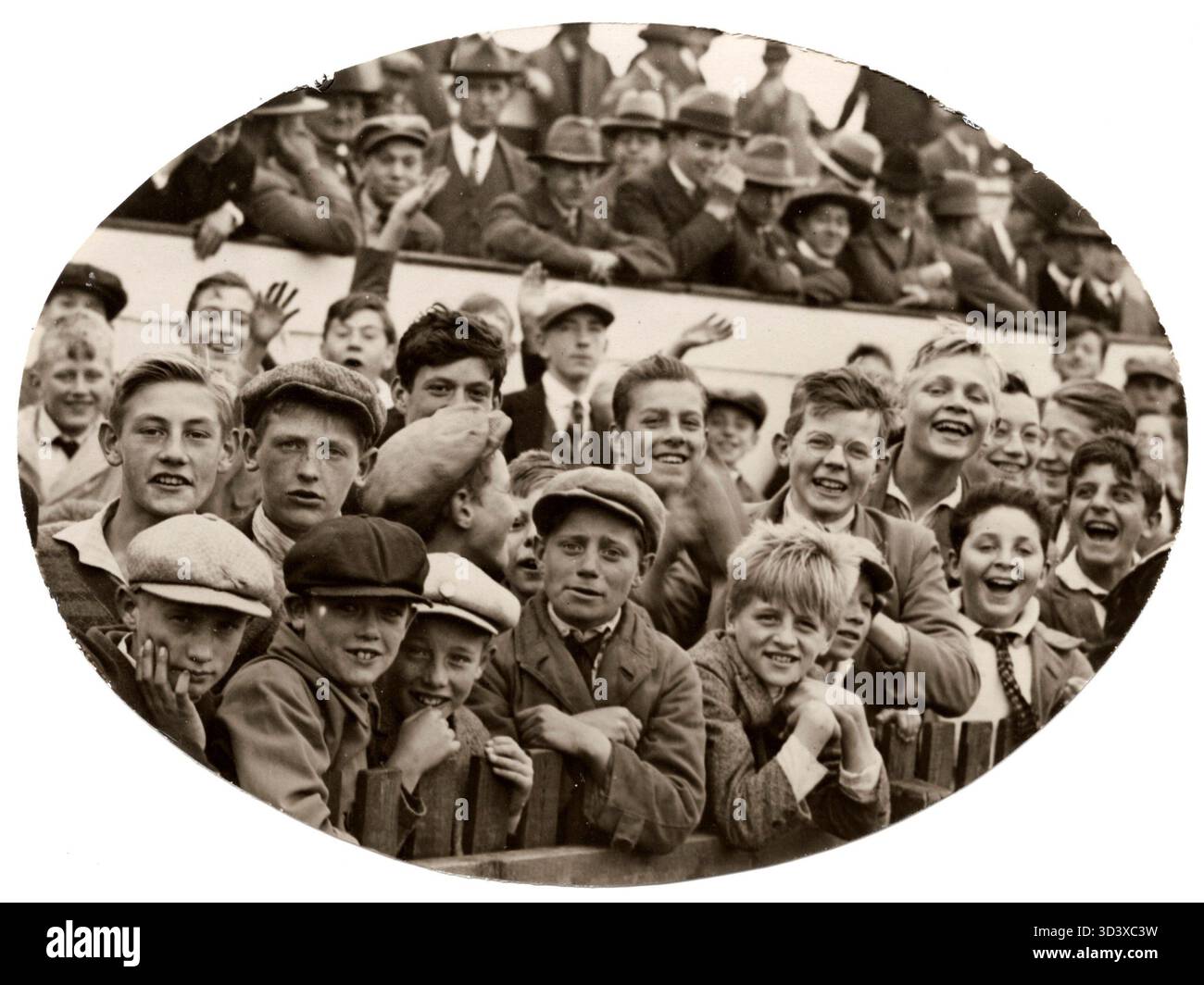 Le 4 novembre 1928, la section garçons du stade a été remplie de spectateurs enthousiastes lors du match de football pays-Bas-Belgique à Amsterdam. Le match s'est terminé par un tirage au sort de 1-1. Banque D'Images