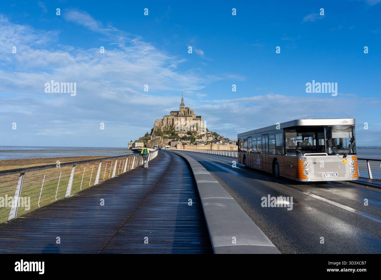 Une navette gratuite le passeur transportant des passagers vers le Mont-Saint-Michel, Normandie, France. Banque D'Images