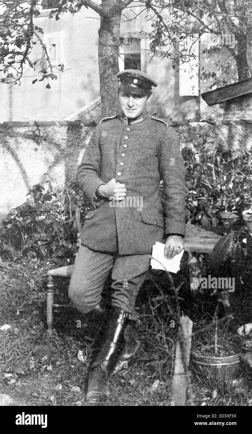 Dr Paul Reiner, un chimiste allemand, est photographié en 1915 à Elfringen, Lorraine, pendant la première Guerre mondiale. L'image le montre devant un casino dans son uniforme militaire. Banque D'Images