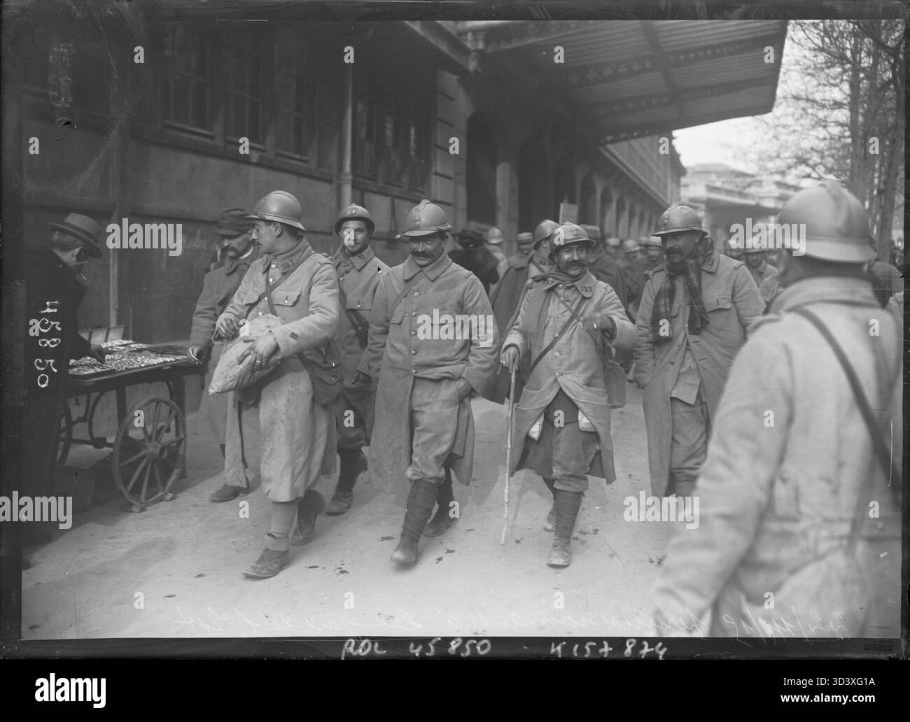 Cette photographie du 22 novembre 1915, capture des soldats du 127e régiment (Poilus) en congé à la Gare de l'est, Paris, pendant la première Guerre mondiale. L'image met en évidence le répit momentané pour les soldats alors qu'ils se préparent à retourner sur les lignes de front. Banque D'Images