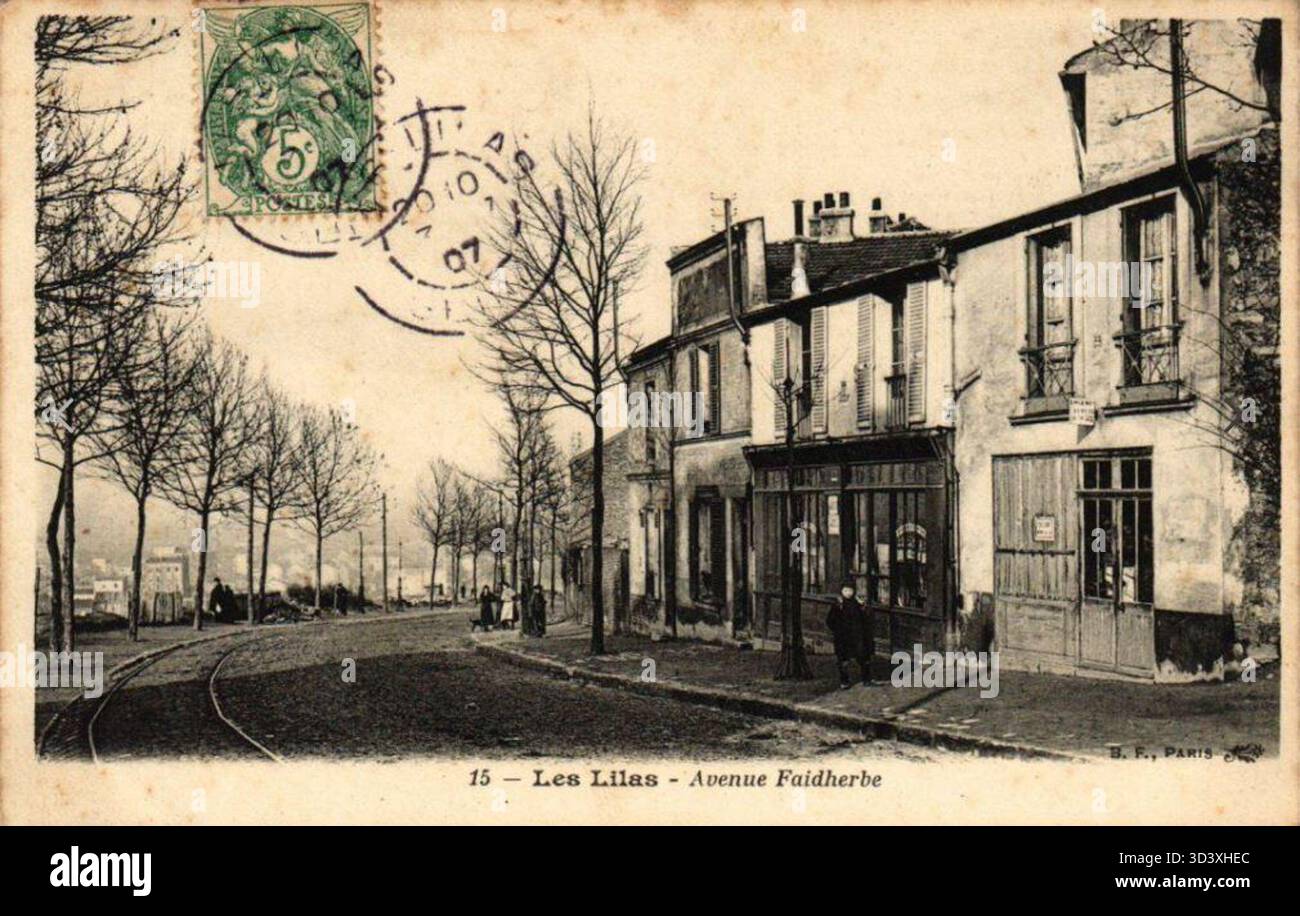 Cette photographie, prise entre 1900 et 1910, montre l’avenue Faidherbe aux Lilas, capturant le développement de cette banlieue parisienne au début du XXe siècle. Banque D'Images