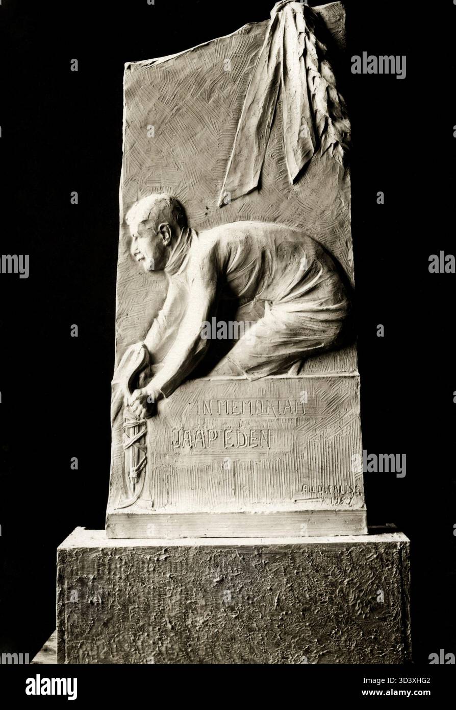 L'image représente une pierre tombale dédiée à l'athlète néerlandais Jaap Eden, placée au cimetière général de Haarlem. Le monument, créé par le sculpteur August Falise, a été dévoilé en 1928 et commémore la vie du célèbre sportif. Banque D'Images