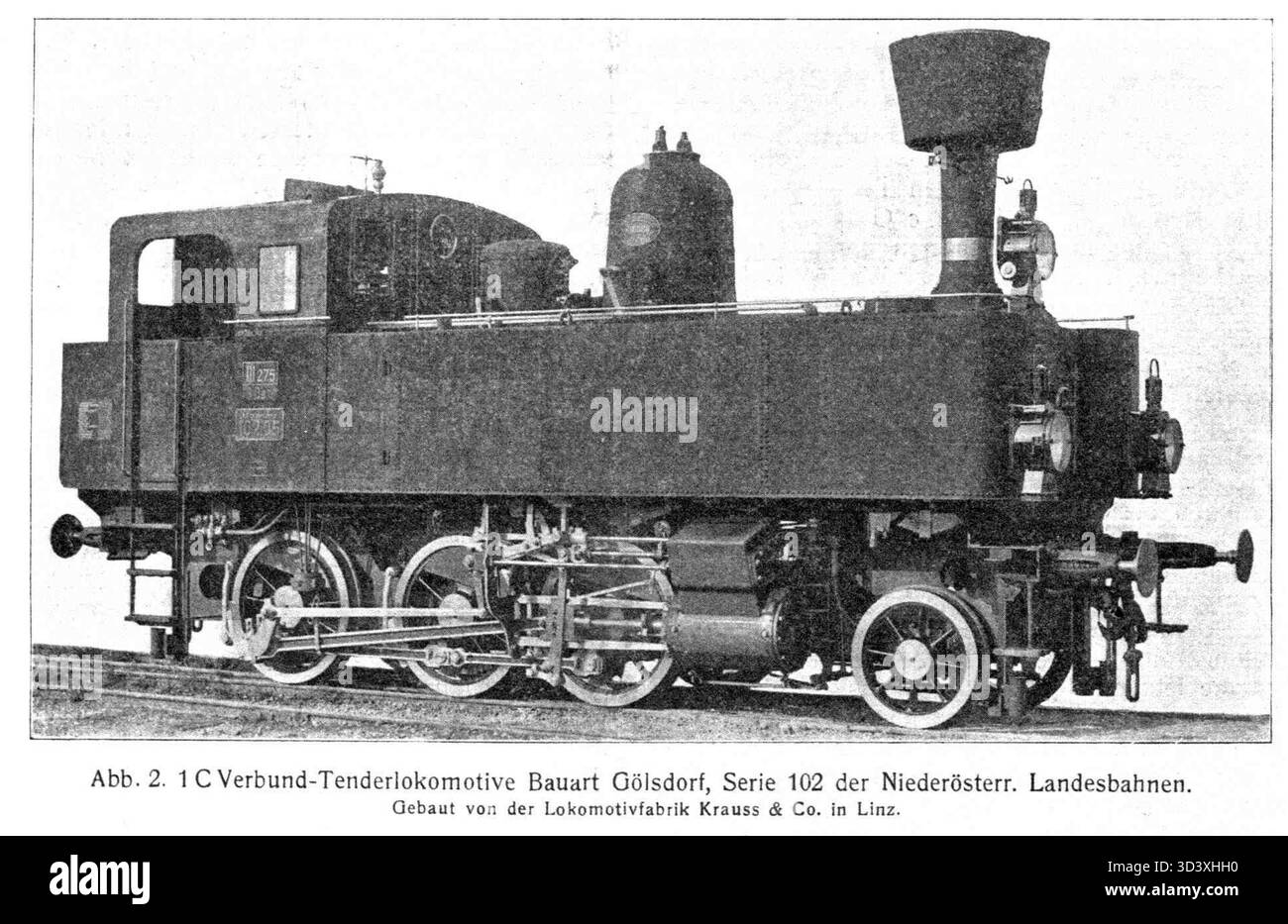 Cette photographie de 1912 montre la locomotive NÖLB 102, fabriquée par Krauss de Linz pour les chemins de fer provinciaux de basse-Autriche (NÖLB). L'image met en évidence l'artisanat et l'ingénierie de la technologie ferroviaire du début du XXe siècle. Banque D'Images
