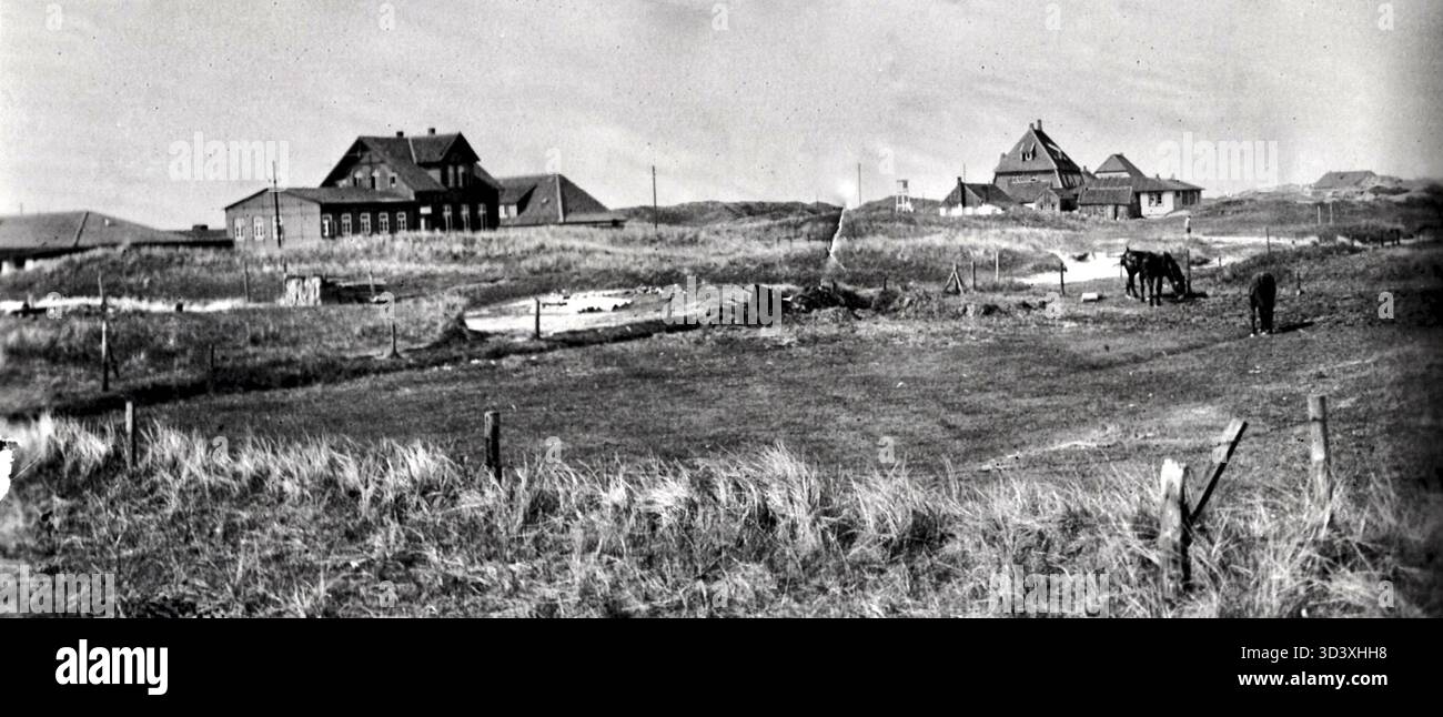 Une photographie de Schule am Meer en 1927 sur l'île de Juist en Frise orientale, en Prusse, montrant les principaux bâtiments de l'école, y compris Westfalenhalle et Diesseits. La photo capture également les bâtiments résidentiels des enseignants et de la famille du directeur, ainsi que les salles de classe et un poste médical. L'image donne une vue de l'infrastructure de l'école et de son emplacement près de la mer. Banque D'Images