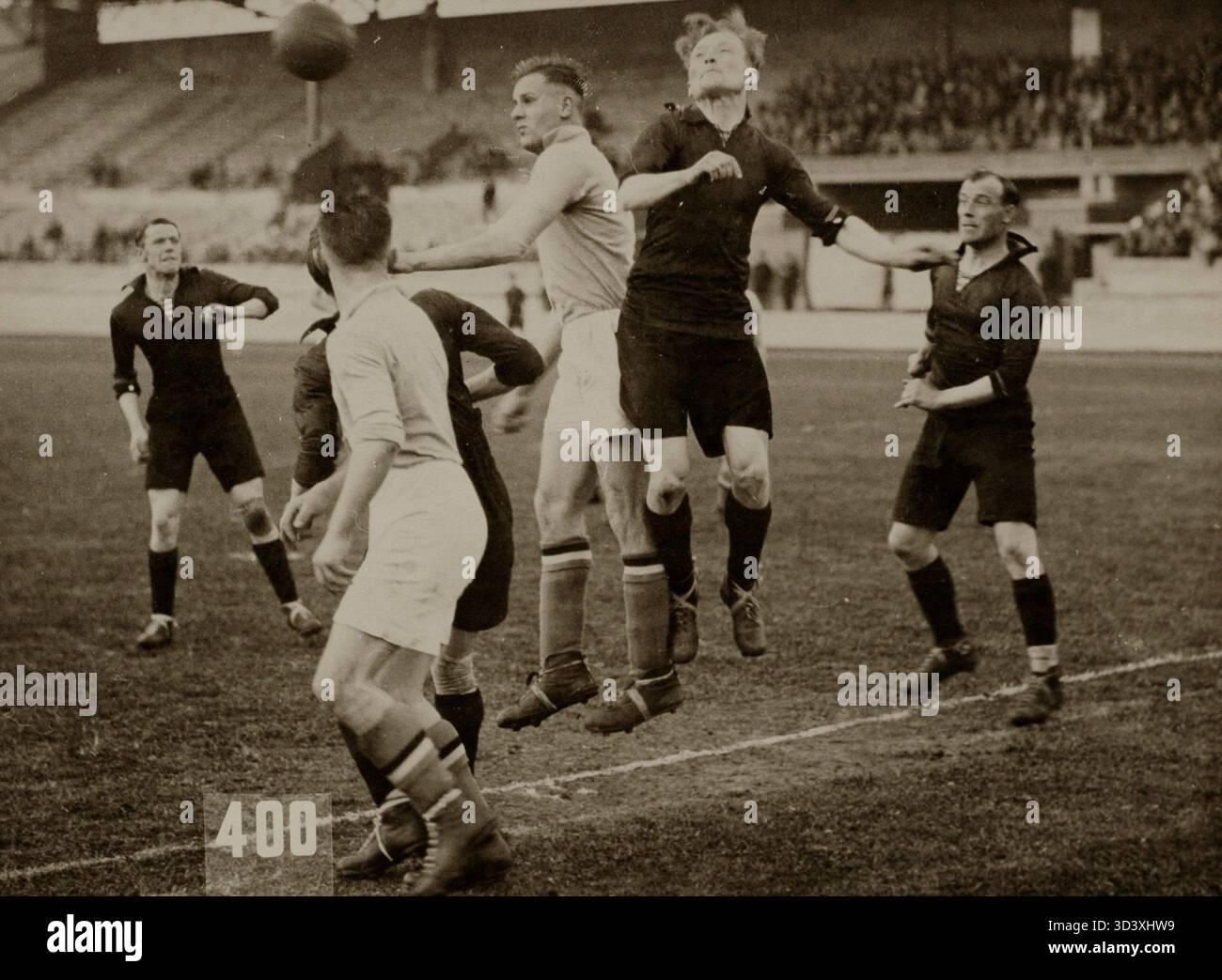 Un instant des Jeux olympiques d'Amsterdam de 1928 montre un duel aérien entre des joueurs belges et luxembourgeois lors du match de football Belgique vs Luxembourg, que la Belgique a remporté 5-3. Banque D'Images