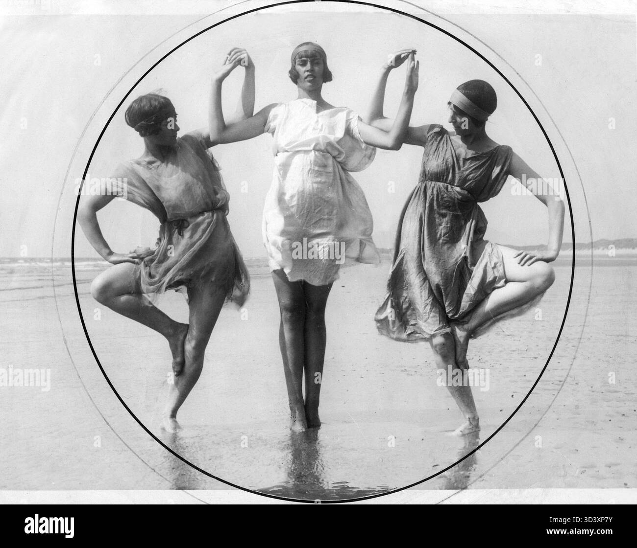 Des danseurs de la Margaret Morris Summer School se produisent sur une plage du nord du pays de Galles, au Royaume-Uni, entre 1919 et 1921. Banque D'Images