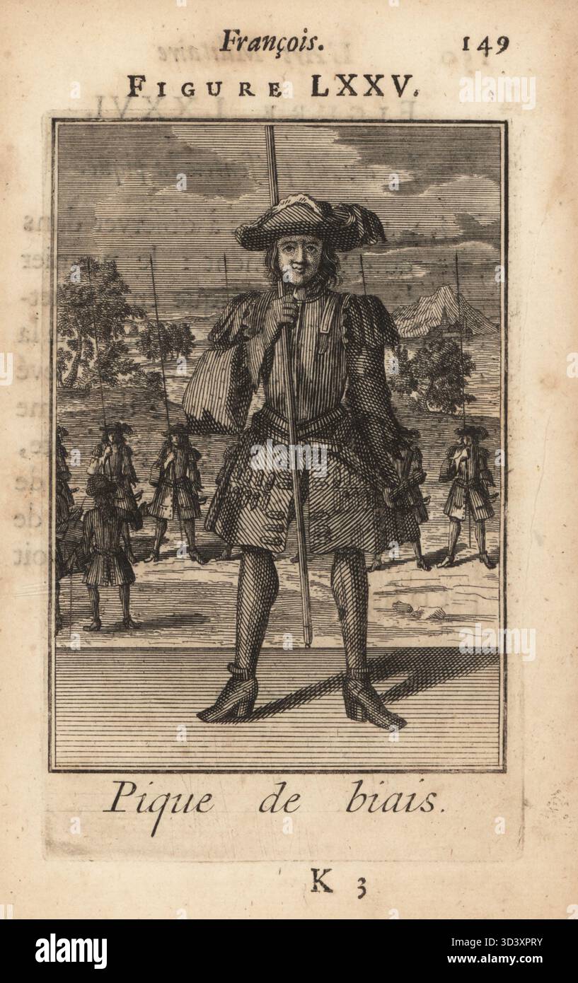 Pikeman français tenant le brochet à un angle avec la pointe vers le bas. Soldat en tricorne, pectoral, manteau militaire avec grenouille et épaulettes, tuyau et chaussures en cuir. Pique de biais. Gravure sur cuivre par Pierre Giffart de L'Art militaire Francois pour l'infanterie, Pierre Giffart, Paris, 1696. Livre d'exercices militaires français du XVIIe siècle pour l'infanterie couvrant mousquet, brochet, épée et grenade. Banque D'Images